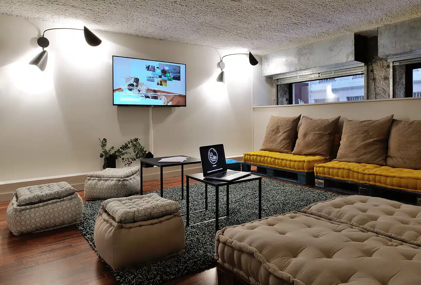 Salle de travail pro confortable et décorée pour une ambiance studieuse